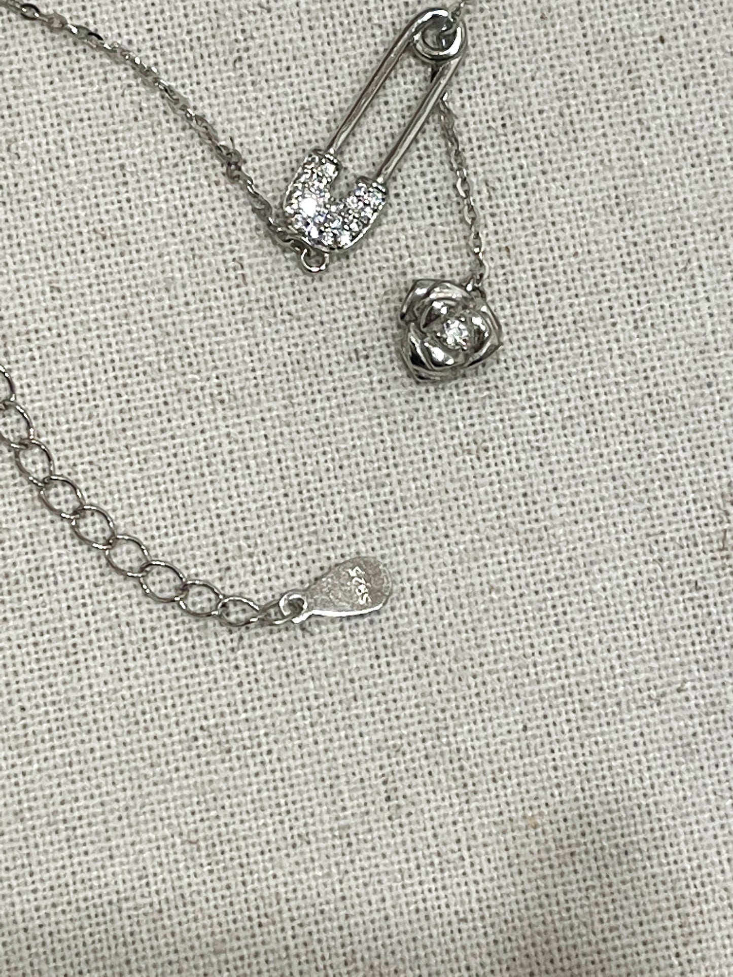 The Rose and Pin Necklace(Sold Out)
