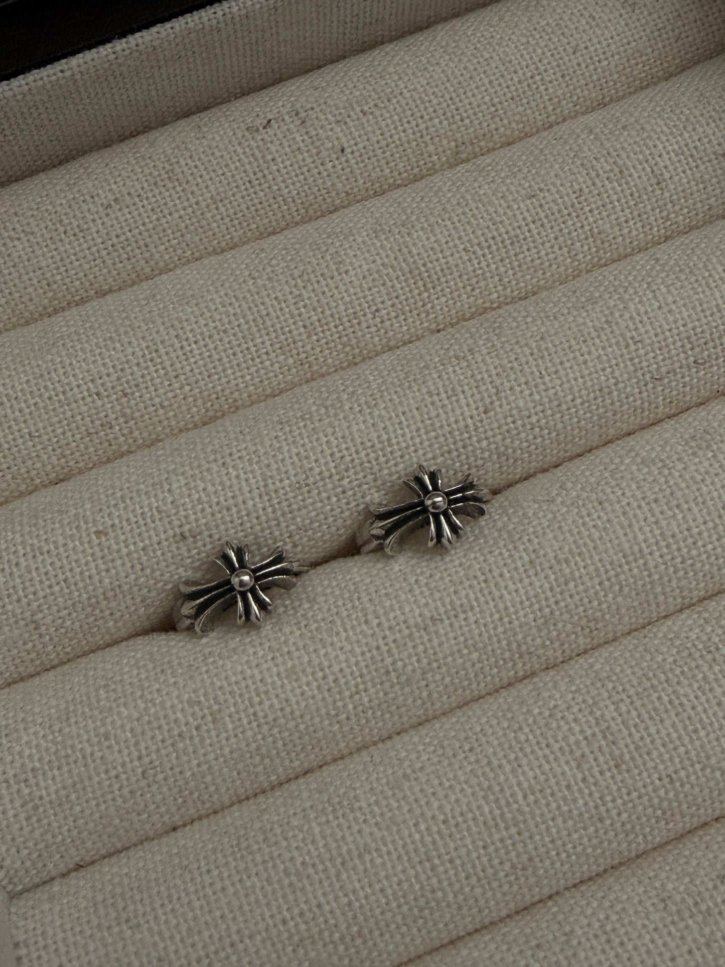 The Noir Flower Hoop Earrings(Sold Out)