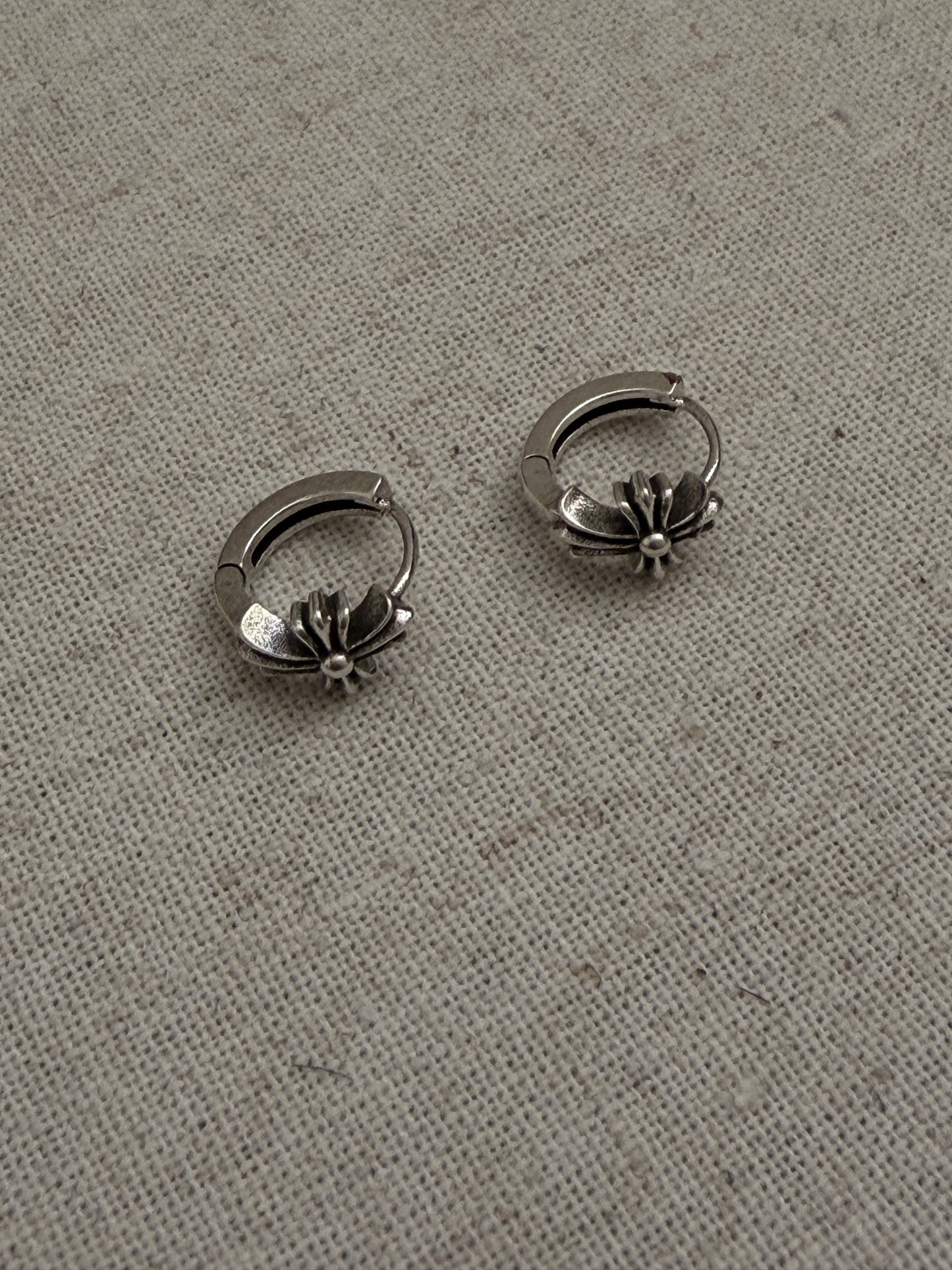 The Noir Flower Hoop Earrings(Sold Out)