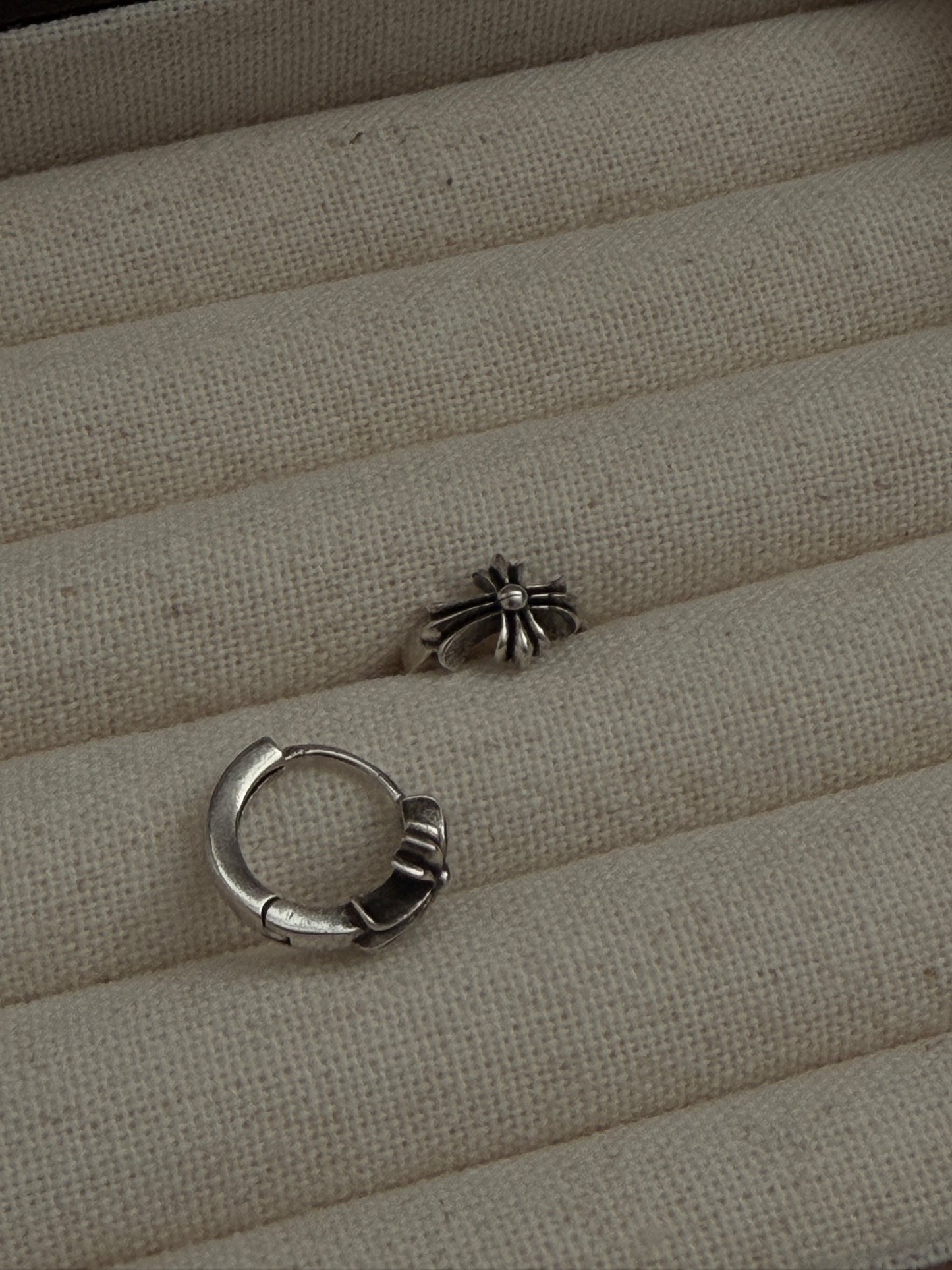 The Noir Flower Hoop Earrings(Sold Out)