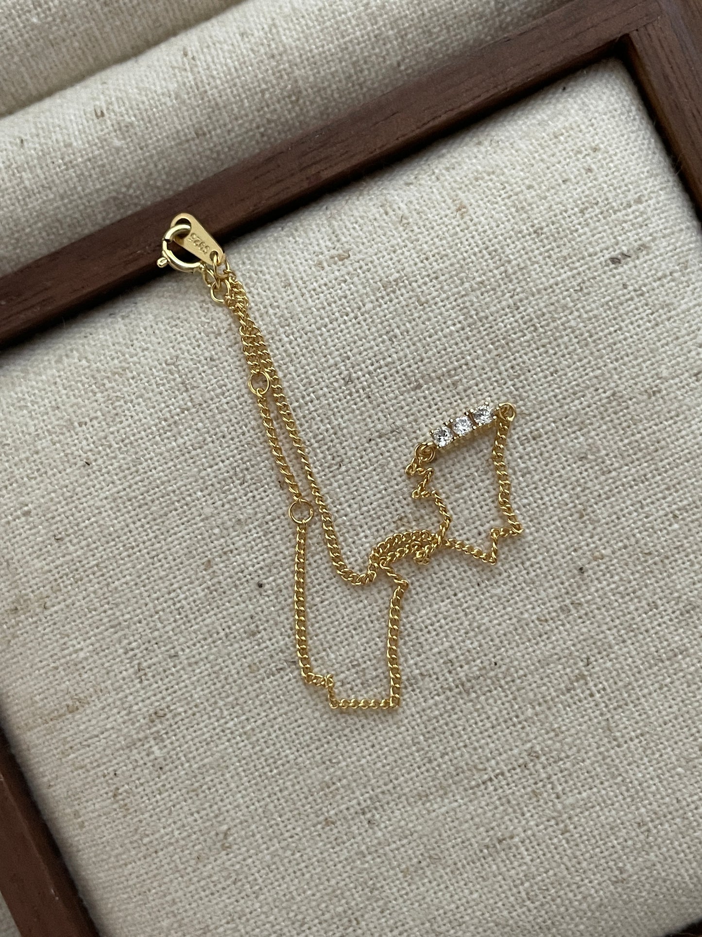 The Minimal Bracelet