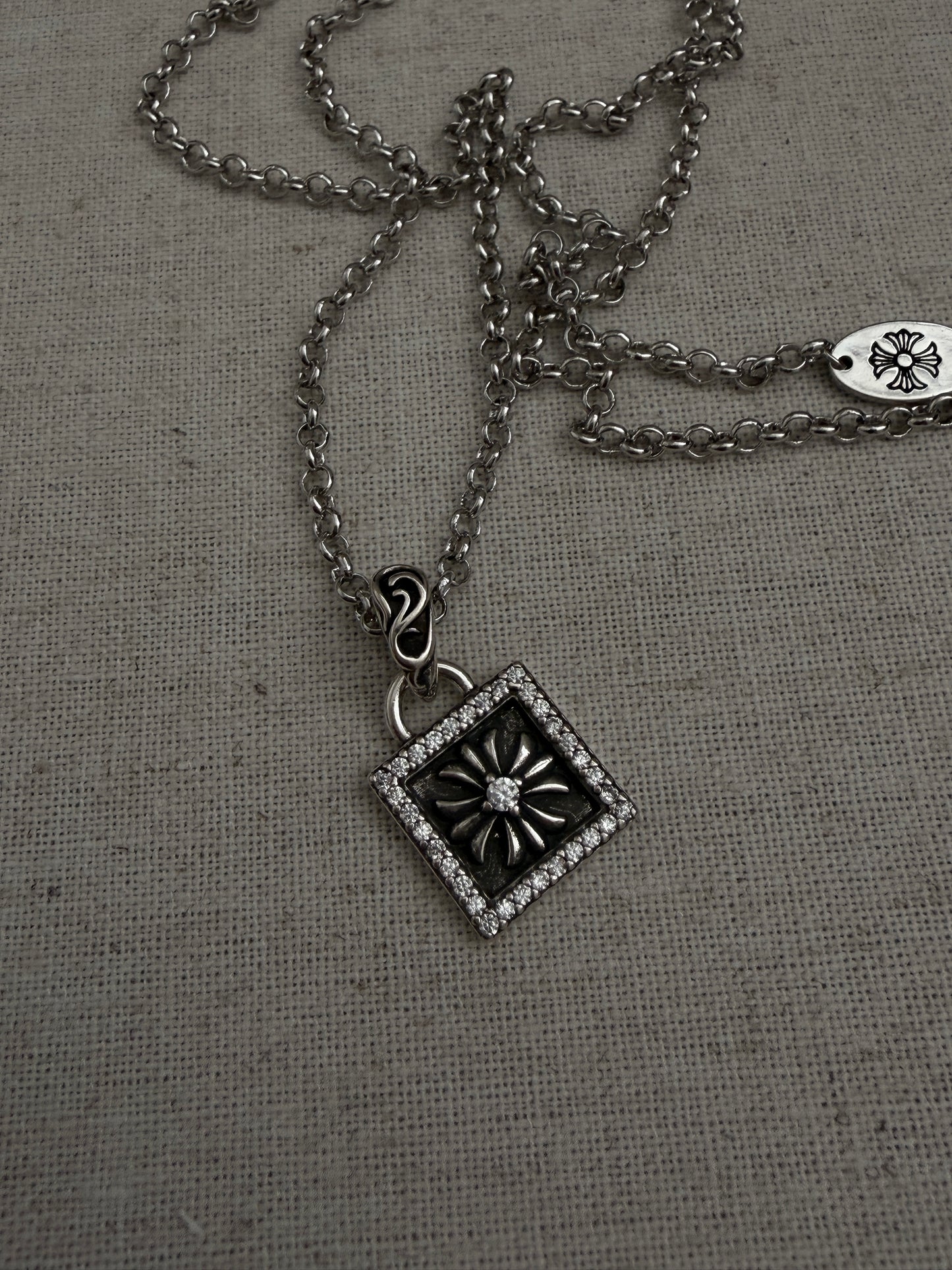 The Dark Bloom Square Necklace(Sold Out)