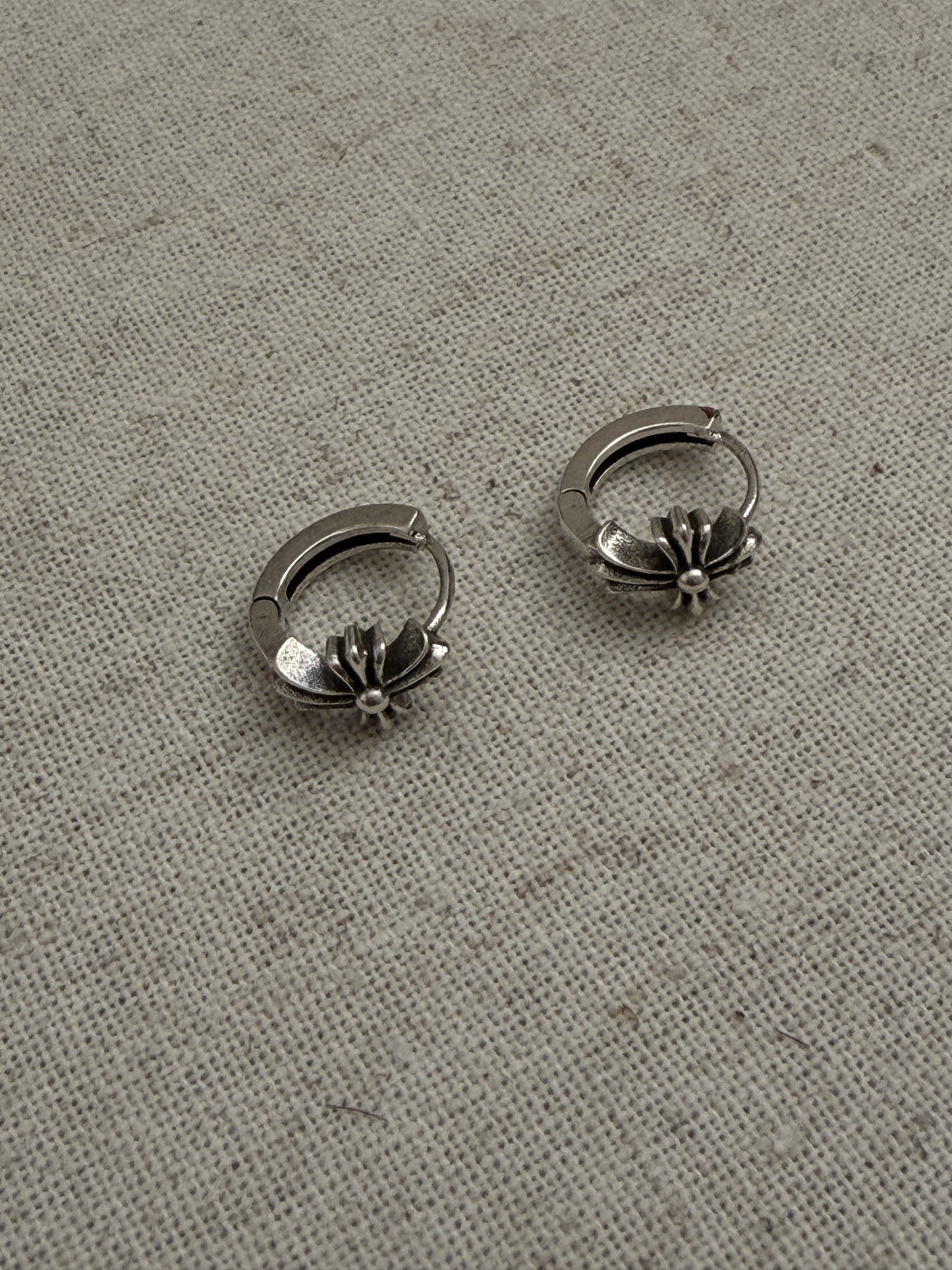 The Noir Flower Hoop Earrings(Sold Out)